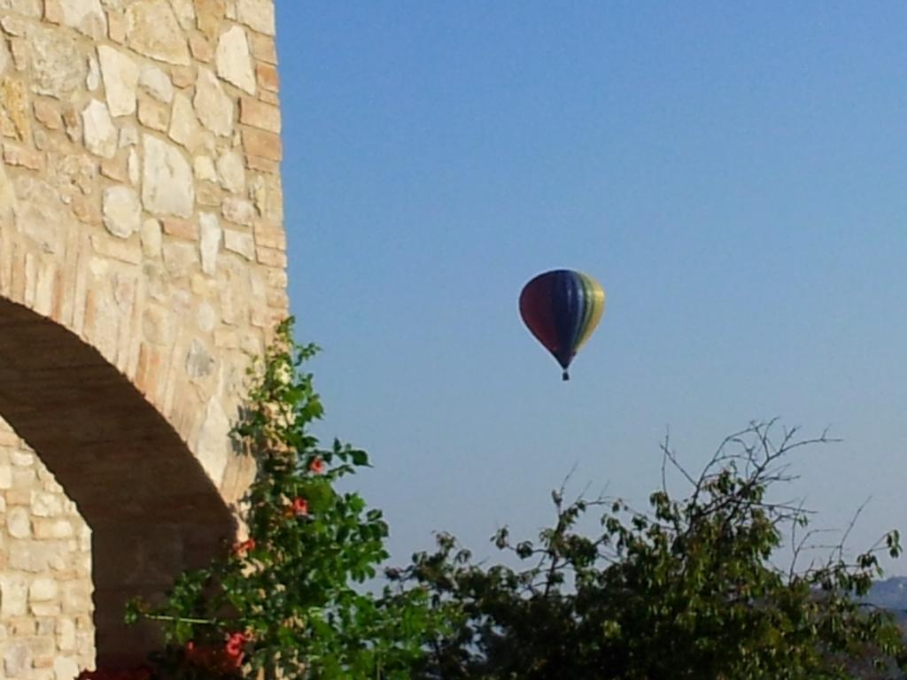 Agriturismo La Torraccia โตดี ภายนอก รูปภาพ