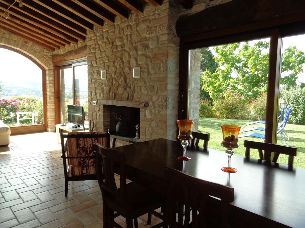 Agriturismo La Torraccia โตดี ภายนอก รูปภาพ