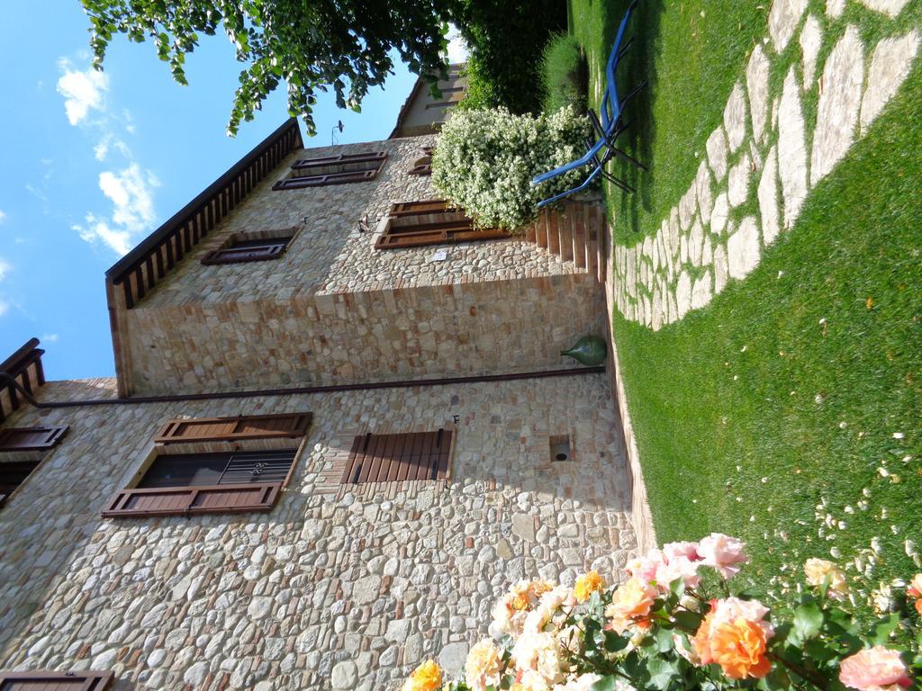 Agriturismo La Torraccia โตดี ภายนอก รูปภาพ