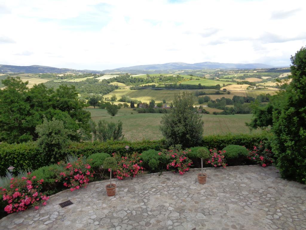 Agriturismo La Torraccia โตดี ภายนอก รูปภาพ