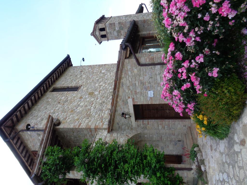 Agriturismo La Torraccia โตดี ภายนอก รูปภาพ