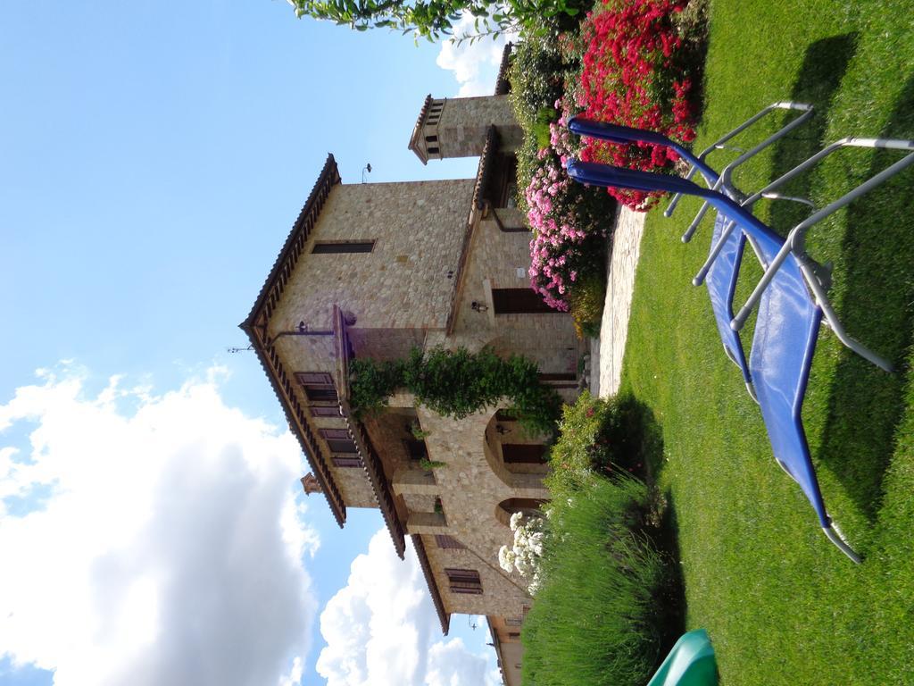 Agriturismo La Torraccia โตดี ภายนอก รูปภาพ